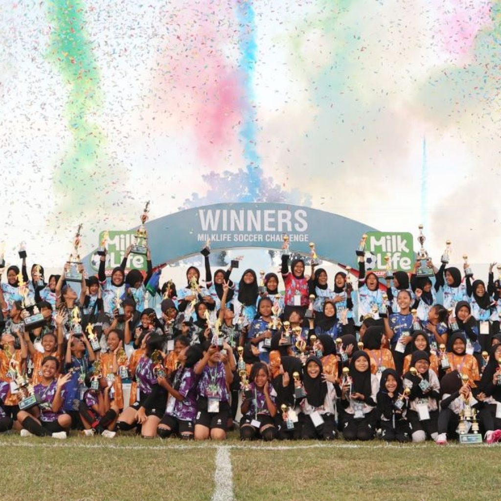 Berhasil Tundukkan Lawan, MIN 1 Kendal dan SD Muhammadiyah 05 Sabet Juara MilkLife Soccer Challenge di Semarang