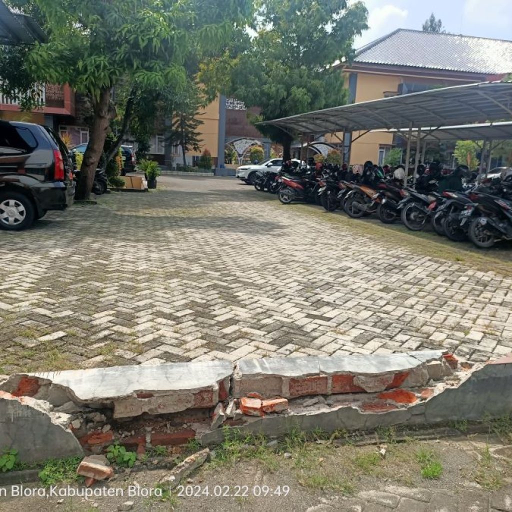 Tembok mini pembatas Dinas Pendidikan Kabupaten Blora roboh. Foto: Dok. Lilik Yuliantoro