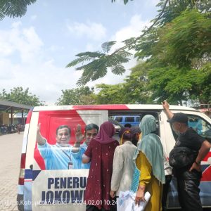 Pedagang di Pasar Rakyat Sido Makmur Dapat Kalender hingga Celemek Bersablon Prabowo-Gibran