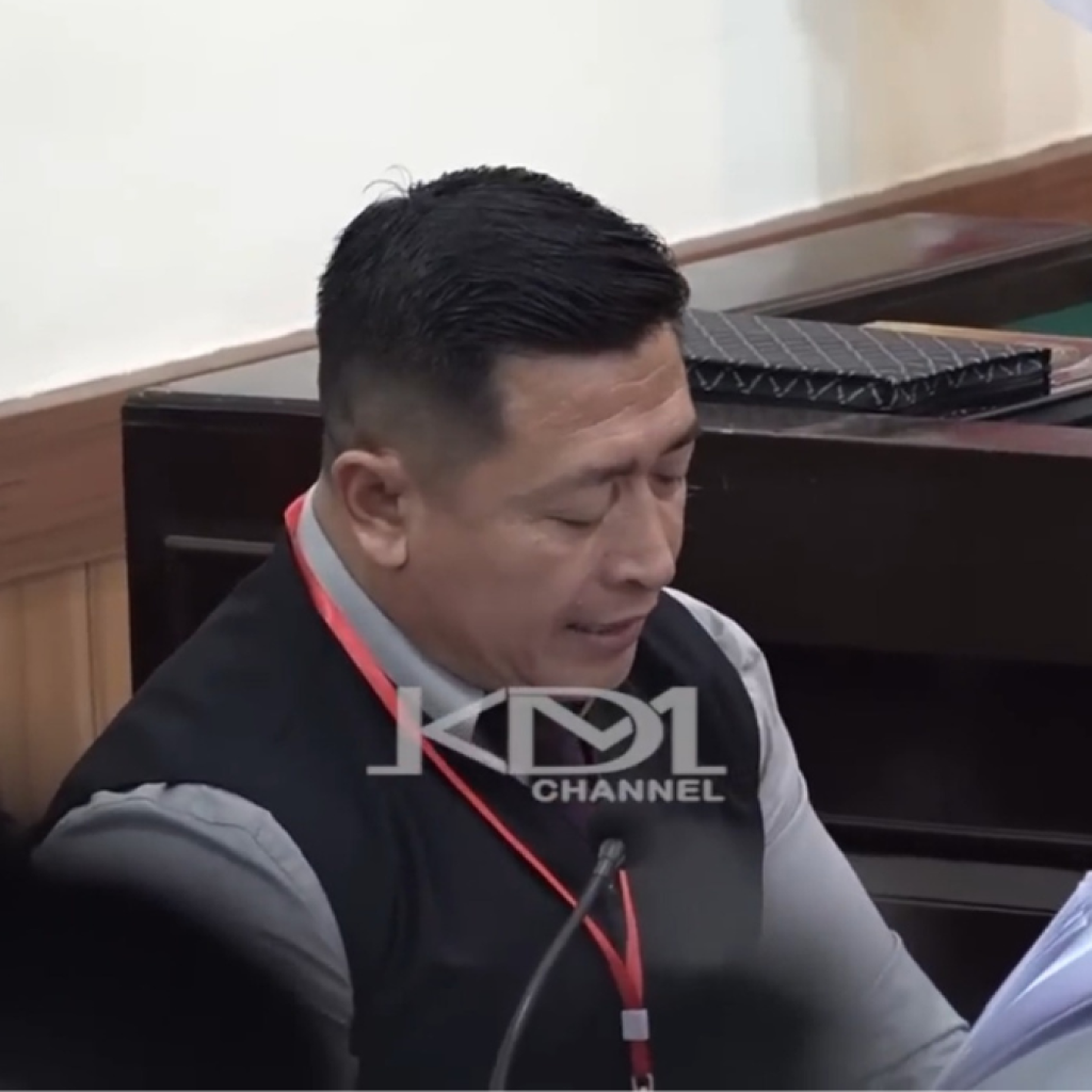 Mochtar Effendy, pengacara Pegi saat bacakan putusan pada sidang praperadilan perdana. Foto: Tangkapan Layar YouTube KANG DEDI MULYADI CHANNEL