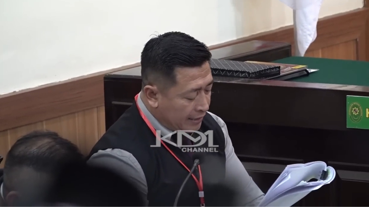 Mochtar Effendy, pengacara Pegi saat bacakan putusan pada sidang praperadilan perdana. Foto: Tangkapan Layar YouTube KANG DEDI MULYADI CHANNEL