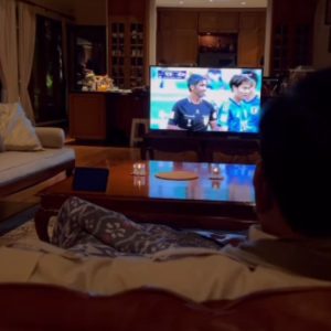 Momen Prabowo Sarungan Saat Nonton Timnas Indonesia vs Jepang Jadi Sorotan Netizen: Berasa Pengin Pijitin!