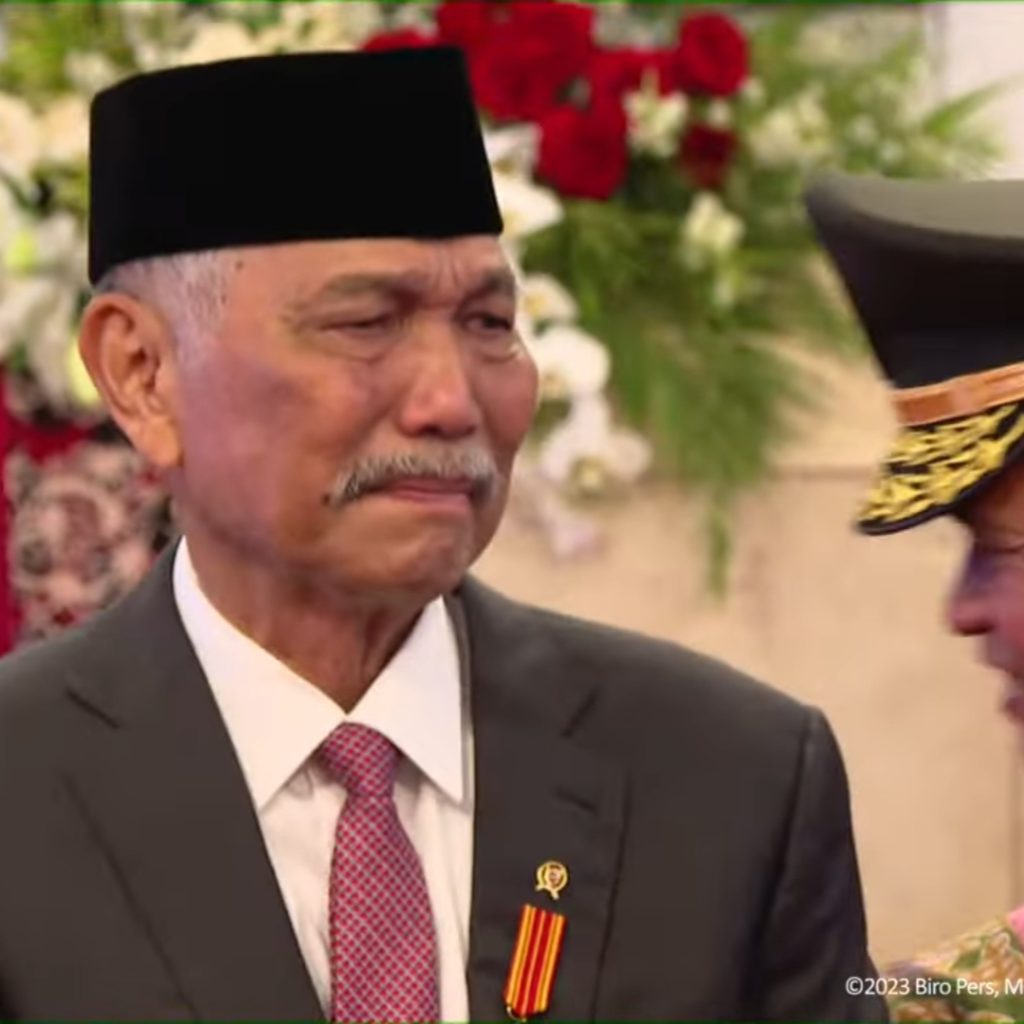 Inilah momen tangis haru Luhut usai pelantikan menantu, Maruli jadi KSAD. Foto: Tangkapan Layar YouTube Sekretariat Presiden
