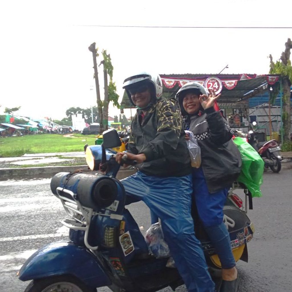 Scooterist Muji Gaul beserta istri mendatangi Blora Vespa Noise di Kabupaten Blora. Foto: Dok. Lilik Yuliantoro