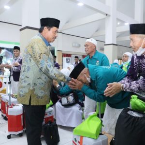 Pj Gubernur Jateng Terima Kepulangan 359 Jemaah Haji Kloter I Embarkasi Solo, Rangkaian Ibadah Disebut Lancar