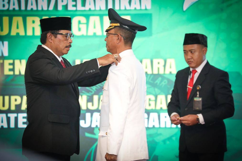 Pj Gubernur Jateng, Nana Sudjana lantik Muhammad Masrofi sebagai Pj Bupati Banjarnegara. Foto: Humas Pemprov Jateng