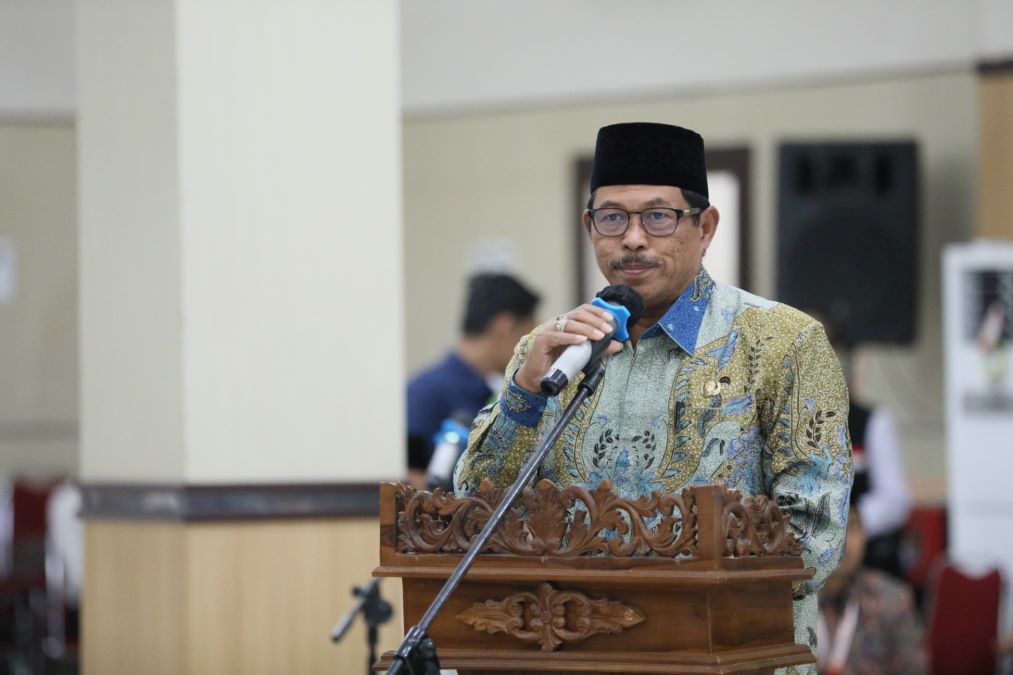 Pj Gubernur Jateng, Nana Sudjana sambut kedatangan jemaah haji kloter I Embarkasi Solo. Foto: Istimewa