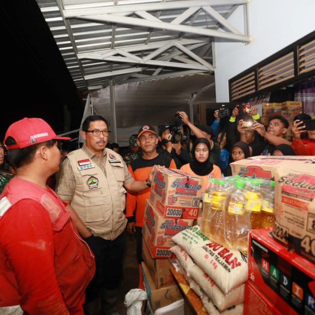 Pemprov Jateng beri bantuan untuk korban banjir di Desa Wangandowo, Pekalongan. Foto: Humas Pemprov Jateng
