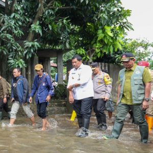 Pj Gubernur Jateng Minta Tanggul Sungai Dievaluasi Usai Tinjau Langsung Banjir Demak dan Jepara