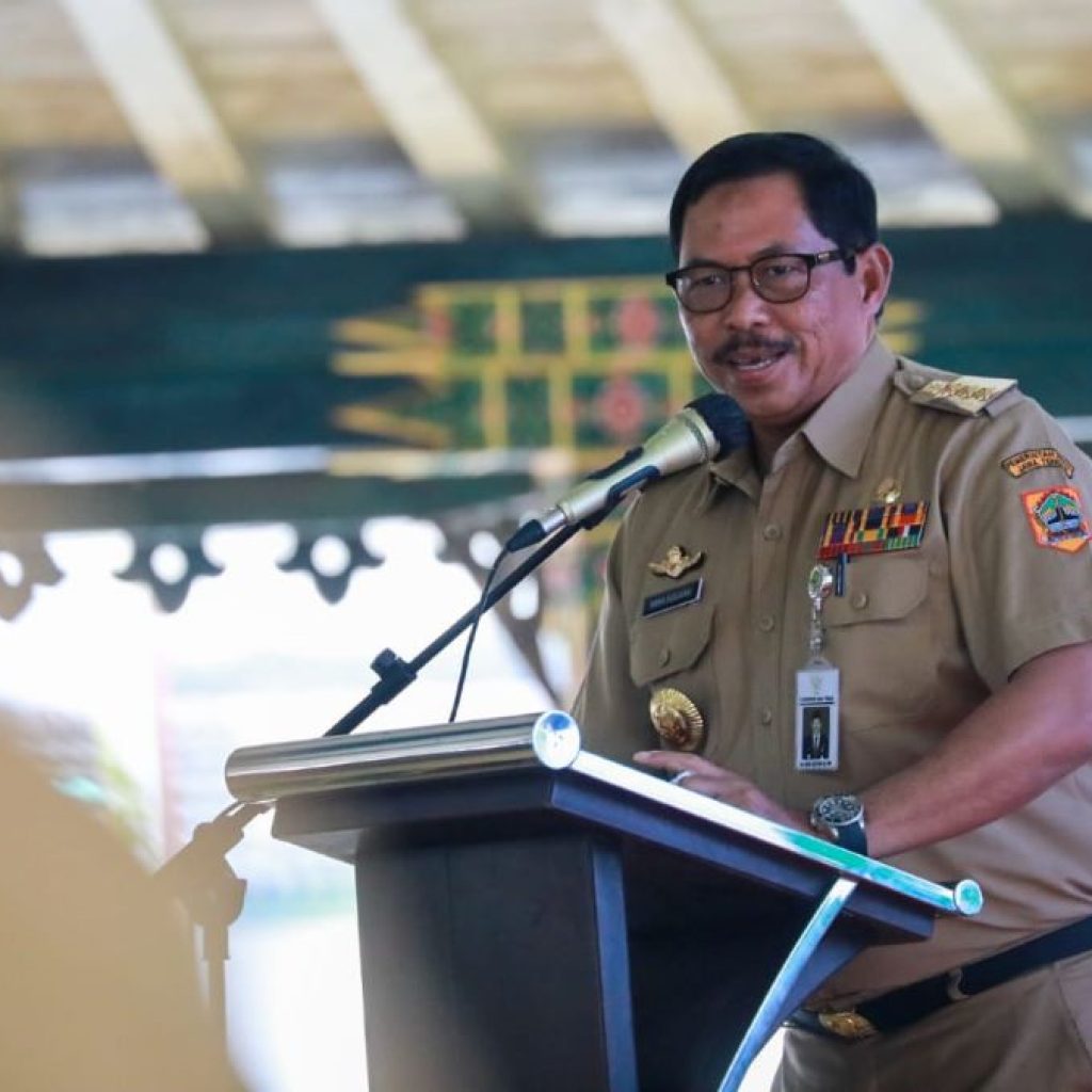 Pemprov Jateng menyerahkan bantuan keuangan untuk Kabupaten Wonosobo. Foto: Humas Pemprov Jateng