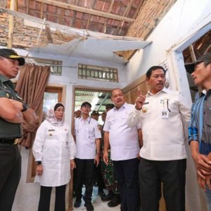 Pj Gubernur Jateng Kunjungi Masyarakat Terdampak Gempa di Batang, Beri Bantuan untuk 4 Sekolah yang Rusak