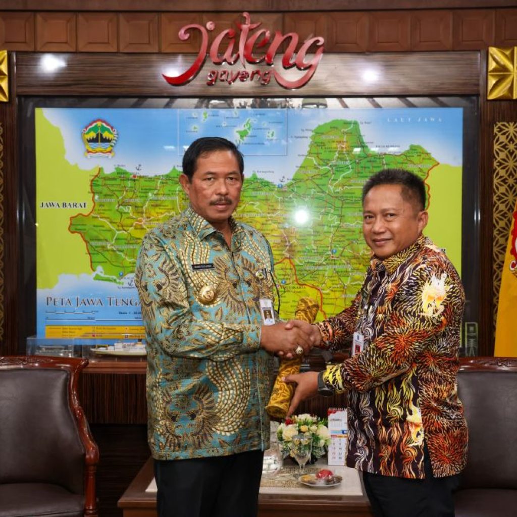 Pj Gubernur Jawa Tengah, Nana Sudjana bersama Pj Wali Kota Salatiga, Yasip Khasani. Foto: Dok. Pemprov Jateng