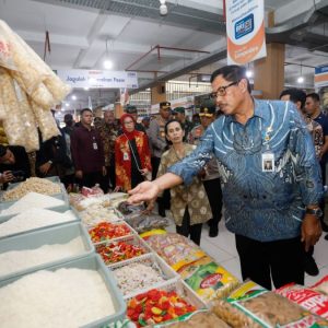 Pj Gubernur Jateng Kunjungi Pasar Legi, Sejumlah Komoditas Pangan Jelang Lebaran Alami Penurunan Harga