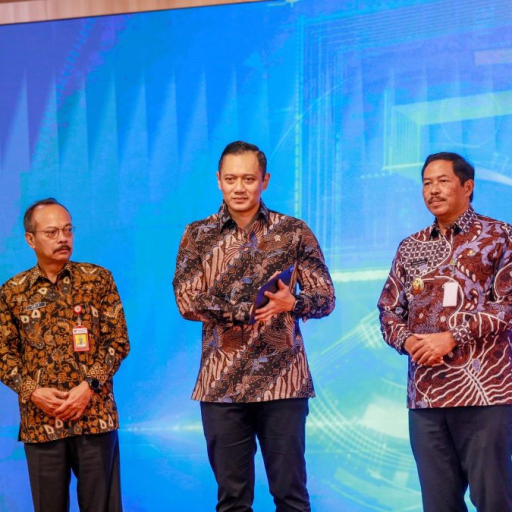 Nana Sudjana mendampingi Menteri ATR/BPN, Agus Harimurti Yudhoyono (AHY) meluncurkan implementasi sertifikat tanah elektronik. Foto: Humas Pemprov Jateng