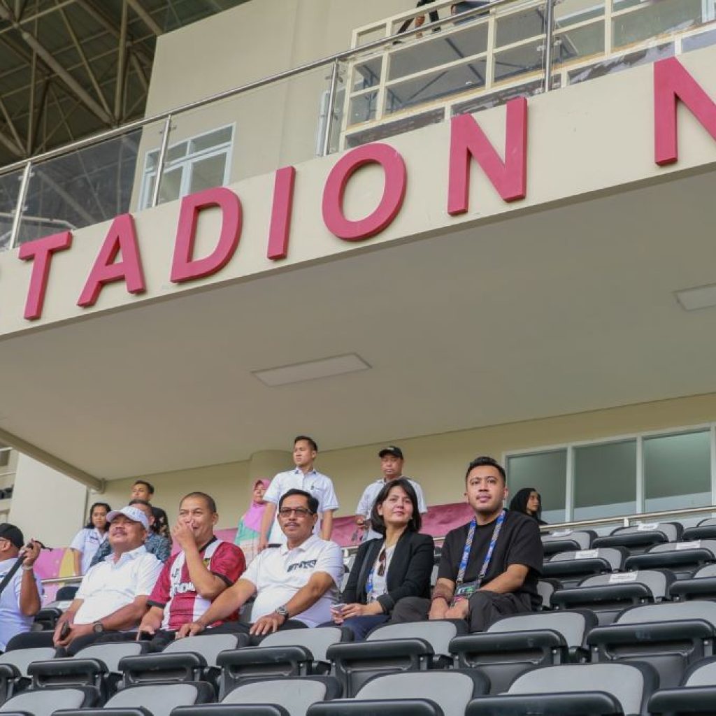 Pj Gubernur Jateng, Nana Sudjana nonton timnas U-16 Indonesia di Stadion Manahan. Foto: Istimewa