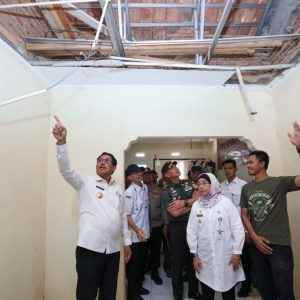 Pj Gubernur Jateng Cek Langsung Masyarakat Terdampak Gempa Batang, Pastikan Semua Korban Tertangani