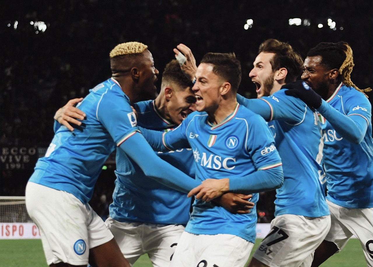 Napoli berhasil kembali ke top 4 klasemen serie A berkat Osimhen dan Kvara. Foto: X.com/sscnapoli