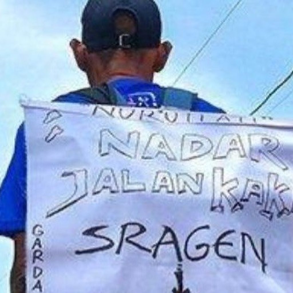 Pak Mariyo warga Sragen melakukan nazarnya usai AHY jadi menteri. Foto: instagram.com/agusyudhoyono