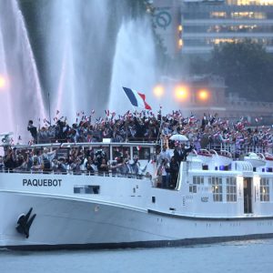 Pembukaan Olimpiade Paris 2024 Meriah di Tengah Hujan, Beberapa Pertunjukan Dibatalkan