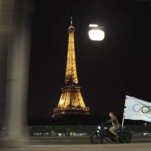Bak di Film, Tom Cruise Tampilkan Aksi Epik pada Penutupan Olimpiade Paris 2024