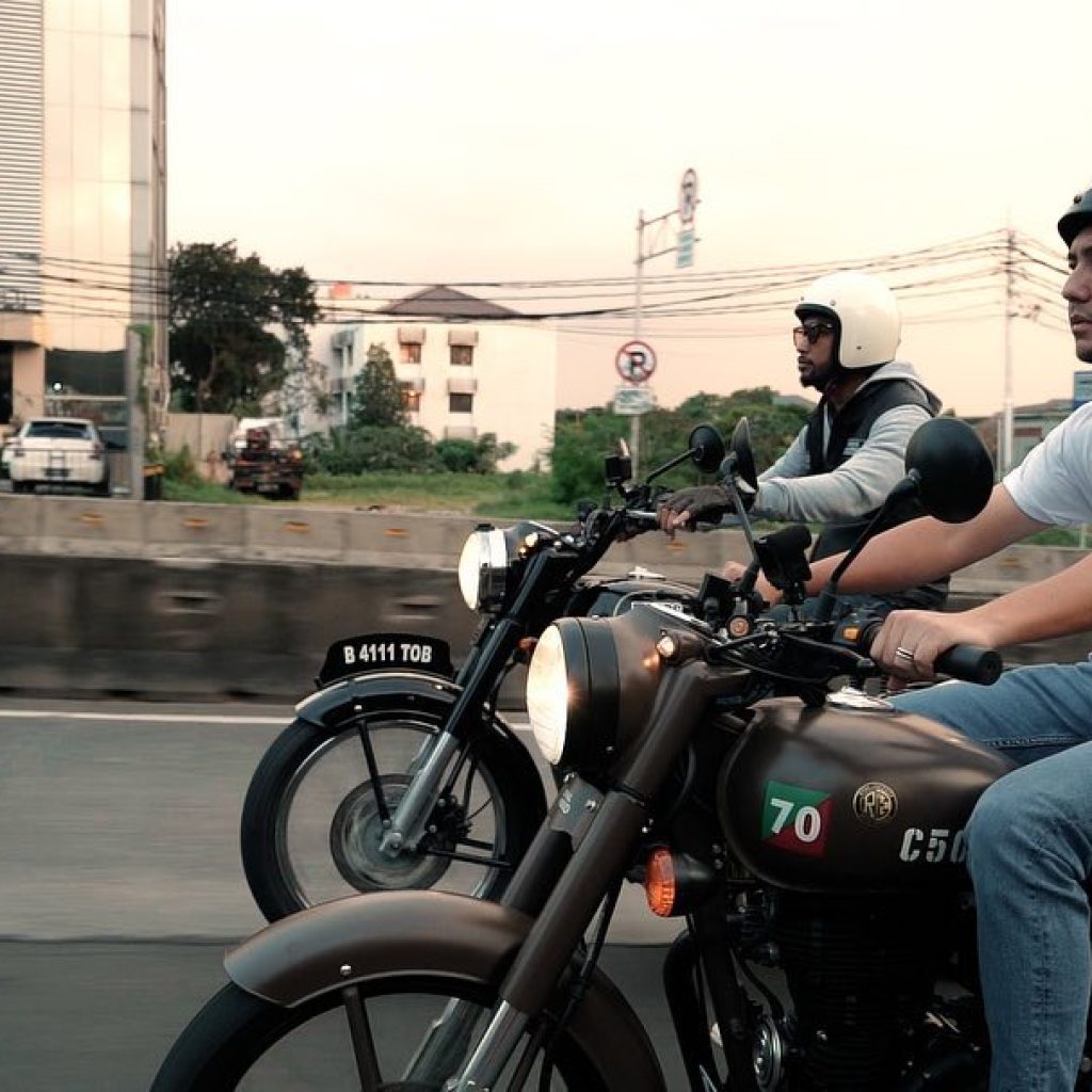 Ananda Omesh dan istrinya lelang motor Royal Enfield Classic 500 Pegasus, hasilnya akan diserahkan pada warga Palestina. Foto: Instagram.com/omeshomesh