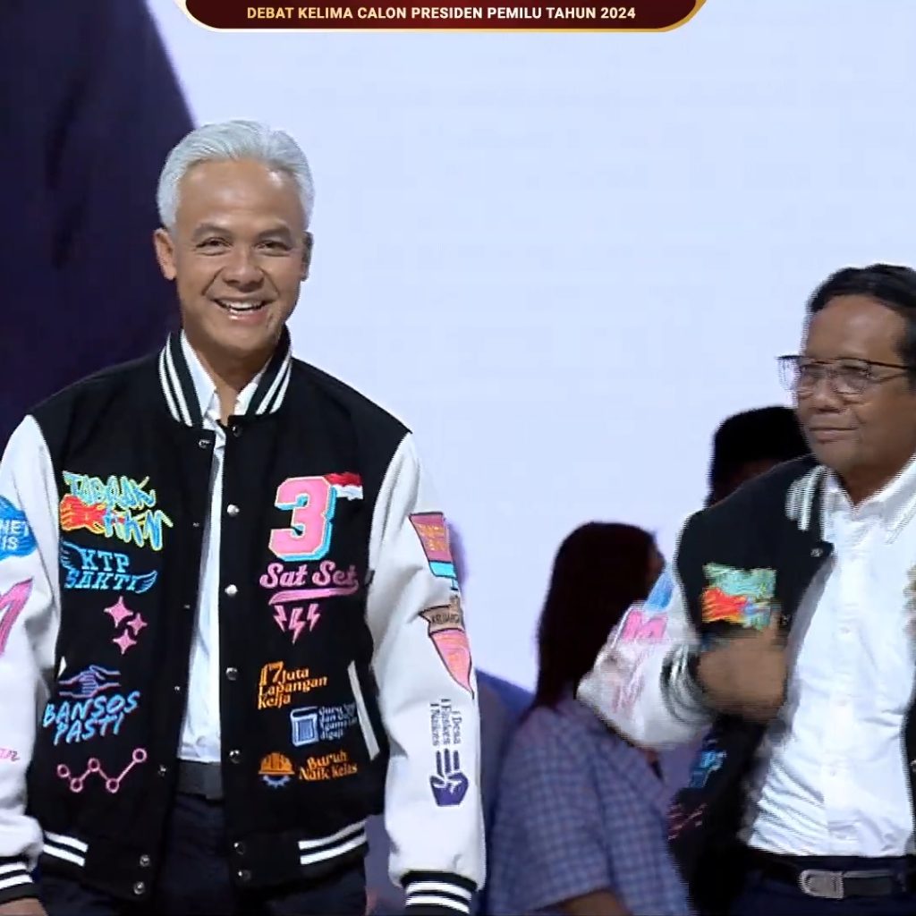 TUTURPEDIA - Biasa Tampil Mencolok, Ganjar-Mahfud Hadiri Debat Capres 2024 dengan Mengenakan Kemeja Hitam Putih 