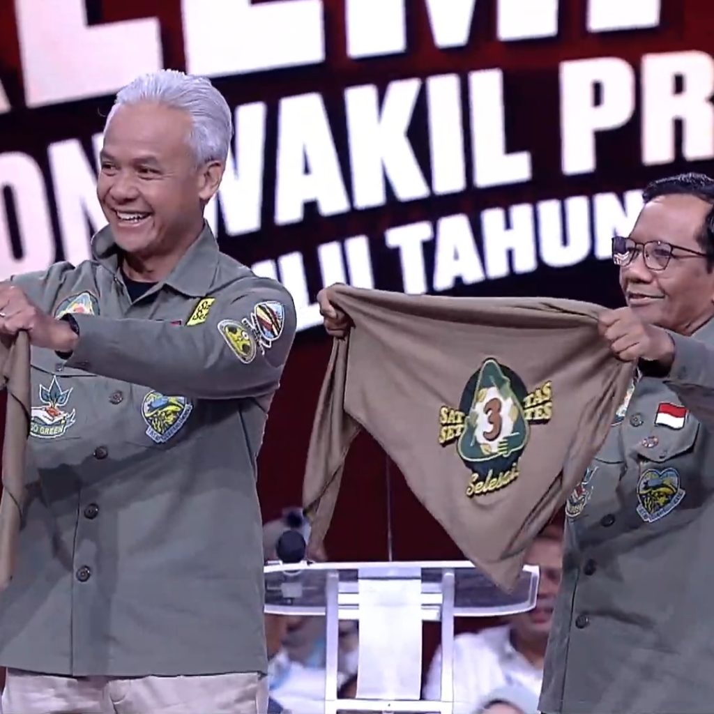 TUTURPEDIA - Kembali Jadi Pusat Perhatian, Mahfud MD Kenakan Kemeja Hijau Ala Mapala Saat Hadiri Debat Cawapres 2024 