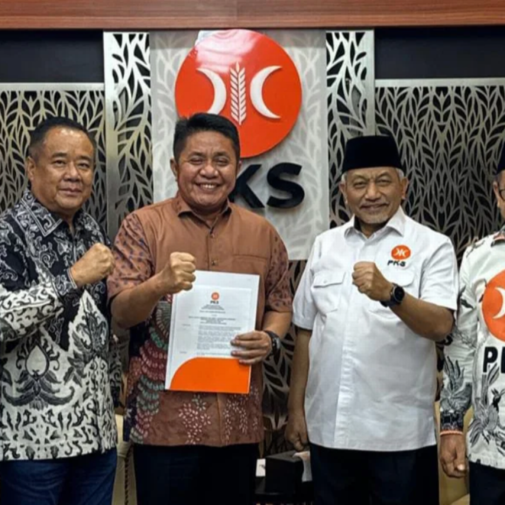 Presiden PKS, Ahmad Syaikhu menyerahkan SK untuk Herman Deru dan Cik Ujang. Foto: Laman PKS