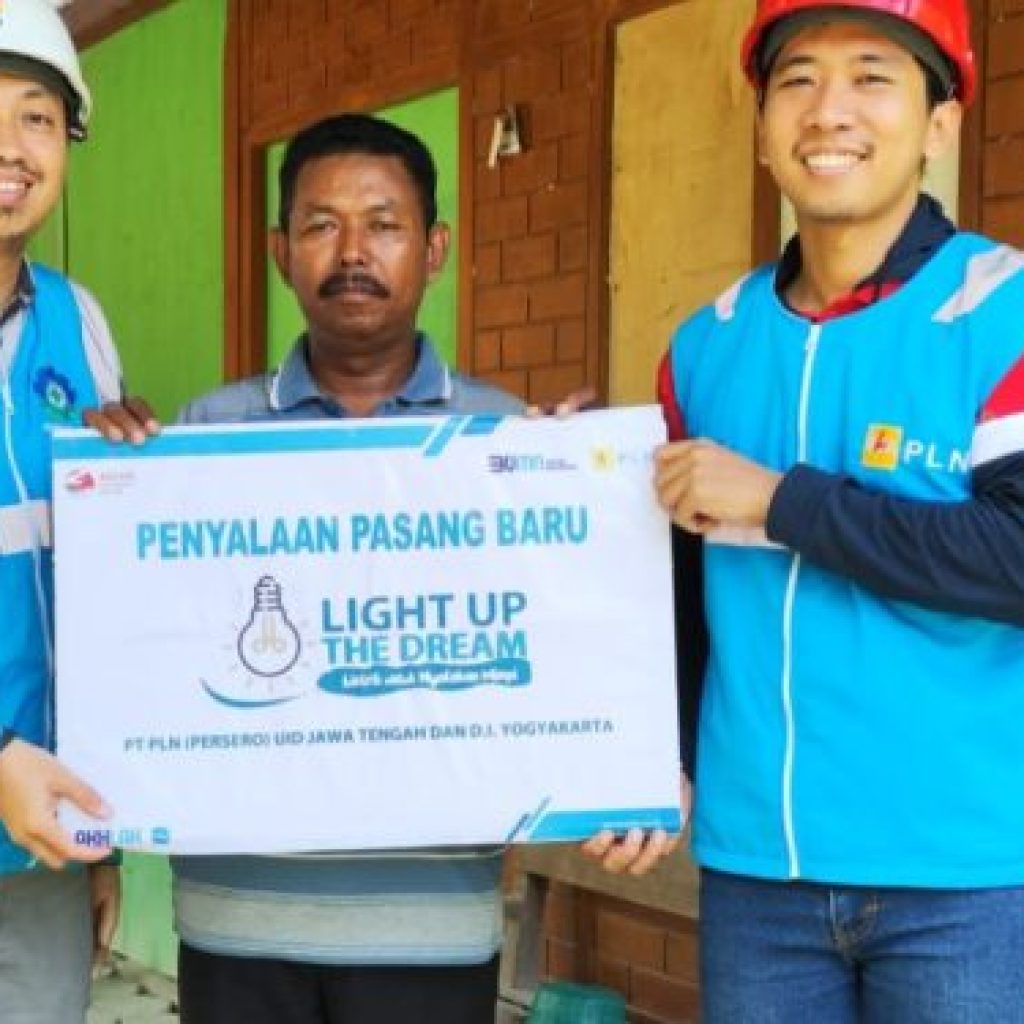 TUTURPEDIA - HUT ke-79 RI, PLN ULP Blora dan Cepu Melakukan Aksi Bakti untuk Negeri Berupa Penyambungan Listrik Gratis