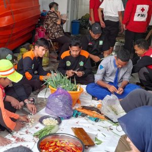 Bantu Korban Banjir di Kendal, Relawan PMI Bersama Para Pelajar Siapkan Menu Buka Puasa