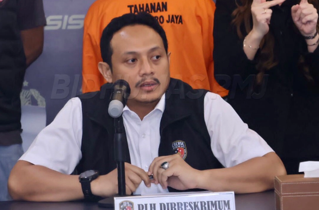 AKBP Titus Yudho Ully sampaikan kronologi kejadian misteri kasus mayat tertutup sarung di Pamulang. Foto: tiktok.com/@polda_metrojaya