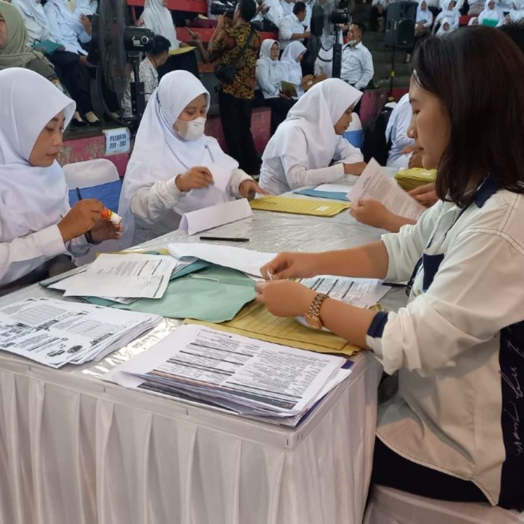 PPPK formasi 2023 menandatangani surat perjanjian kerja. Foto: Dok. Anik