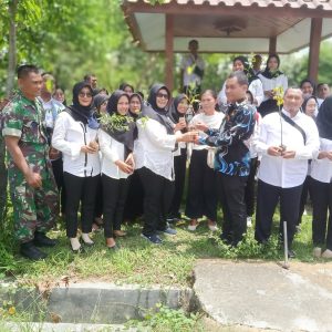 Usai Lantik KPPS, PPS Kunden Melakukan Penanaman Bibit Pohon di Ruang Terbuka Hijau