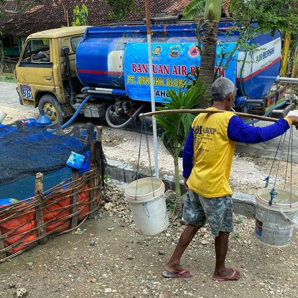 PT. BPR BKK Kabupaten Blora mendistribusikan air bersih. Foto: Istimewa