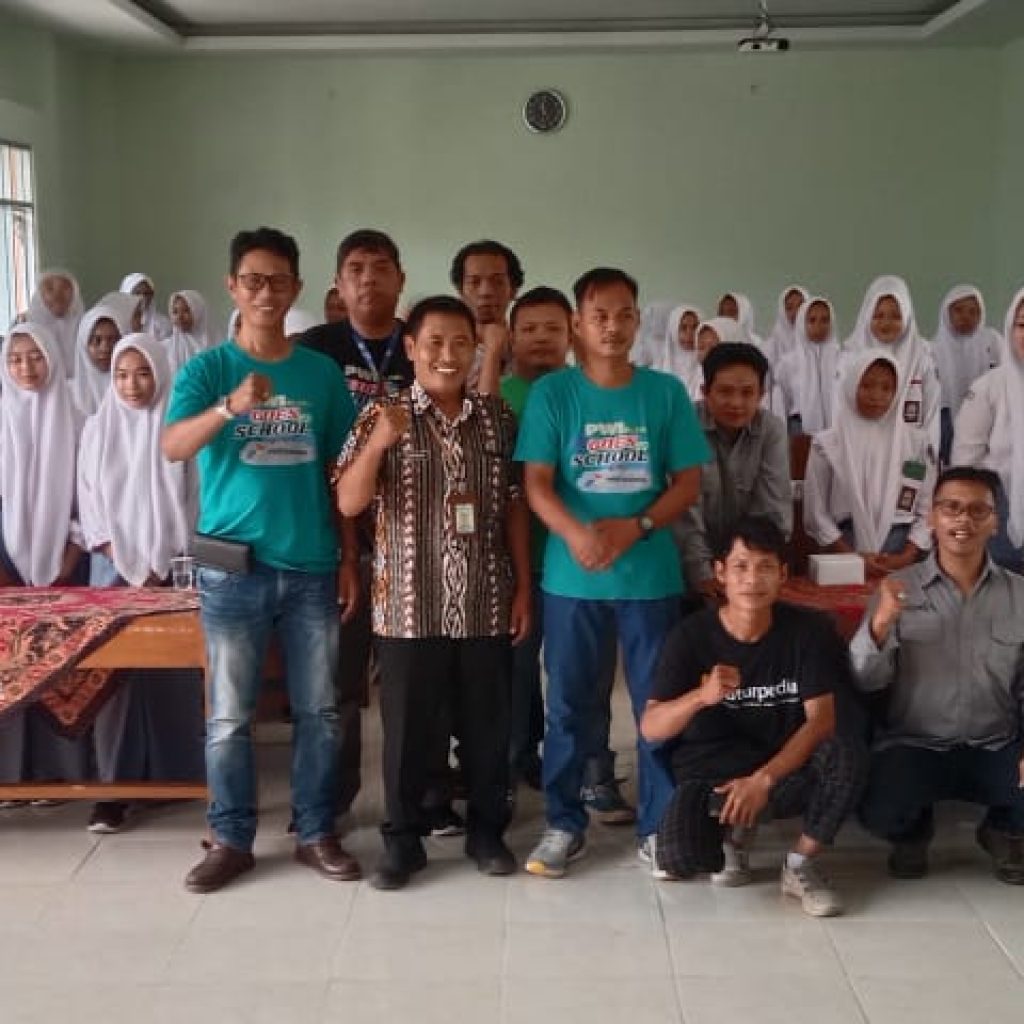TUTURPEDIA - PWI Blora Sebarkan Virus Jurnalistik di SMK PGRI Blora
