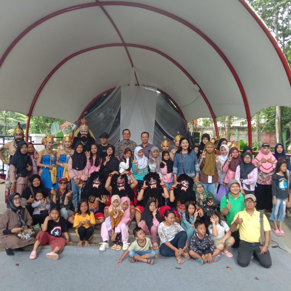 Warga Kota Semarang ramaikan pagelaran wayang orang, Gatutkaca Lahir. Foto: Dok. Fiqi Akhmad Fauzi