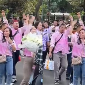 Menarik Perhatian, Pendukung Ganjar-Mahfud MD Kenakan Baju Pink dan Bawa Bunga, Apa Maknanya?