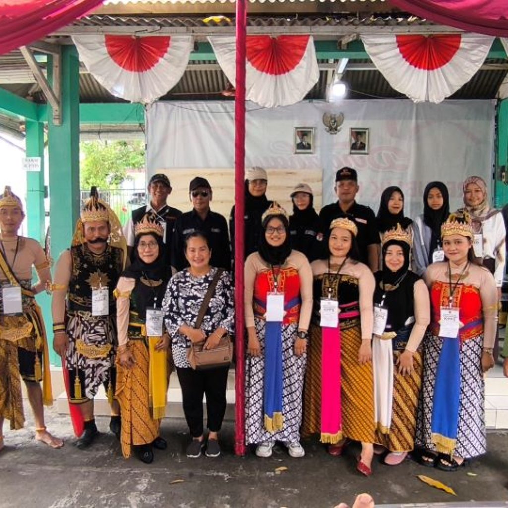 Warga Subali Kota Semarang Angkat Budaya Pewayangan di TPS