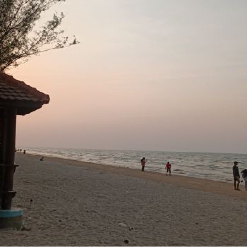 Pantai Caruban Lasem, destinasi wisata terbaik untuk keluarga. Foto: Dok. Lilik Yuliantoro
