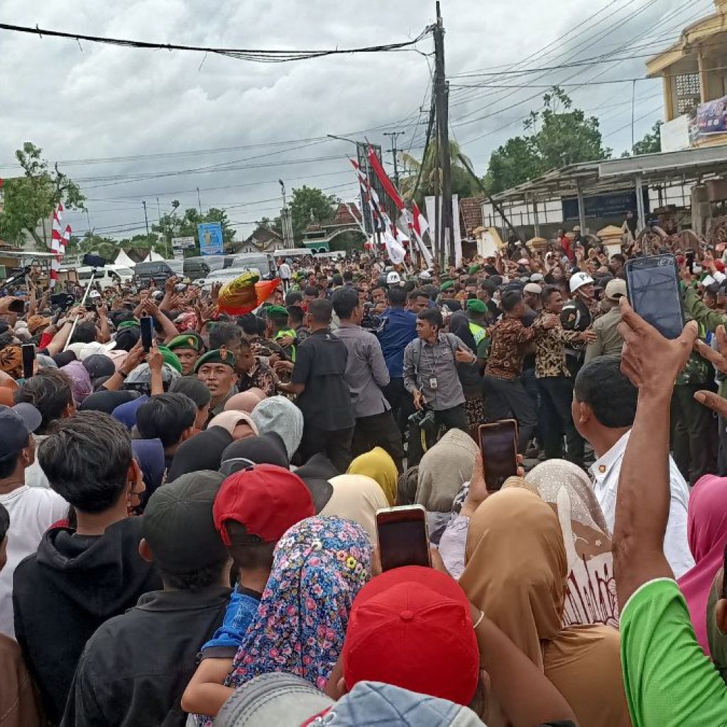 Emak-emak Serbu Jokowi dan Iriana yang Berkunjung ke Blora, Paspampres Kewalahan 