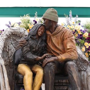 Lakers Dirikan Patung Kedua Mendiang Kobe Bryant dan Putrinya