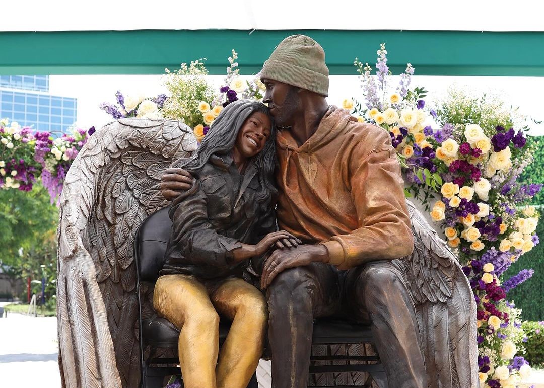 LA Lakers mendirikan patung kedua mendiang Kobe Bryant dan putrinya. Foto: instagram.com/lakers