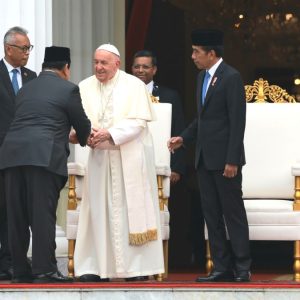 Presiden Jokowi Kenalkan Prabowo ke Paus Fransiskus, Terima Salam Hangat