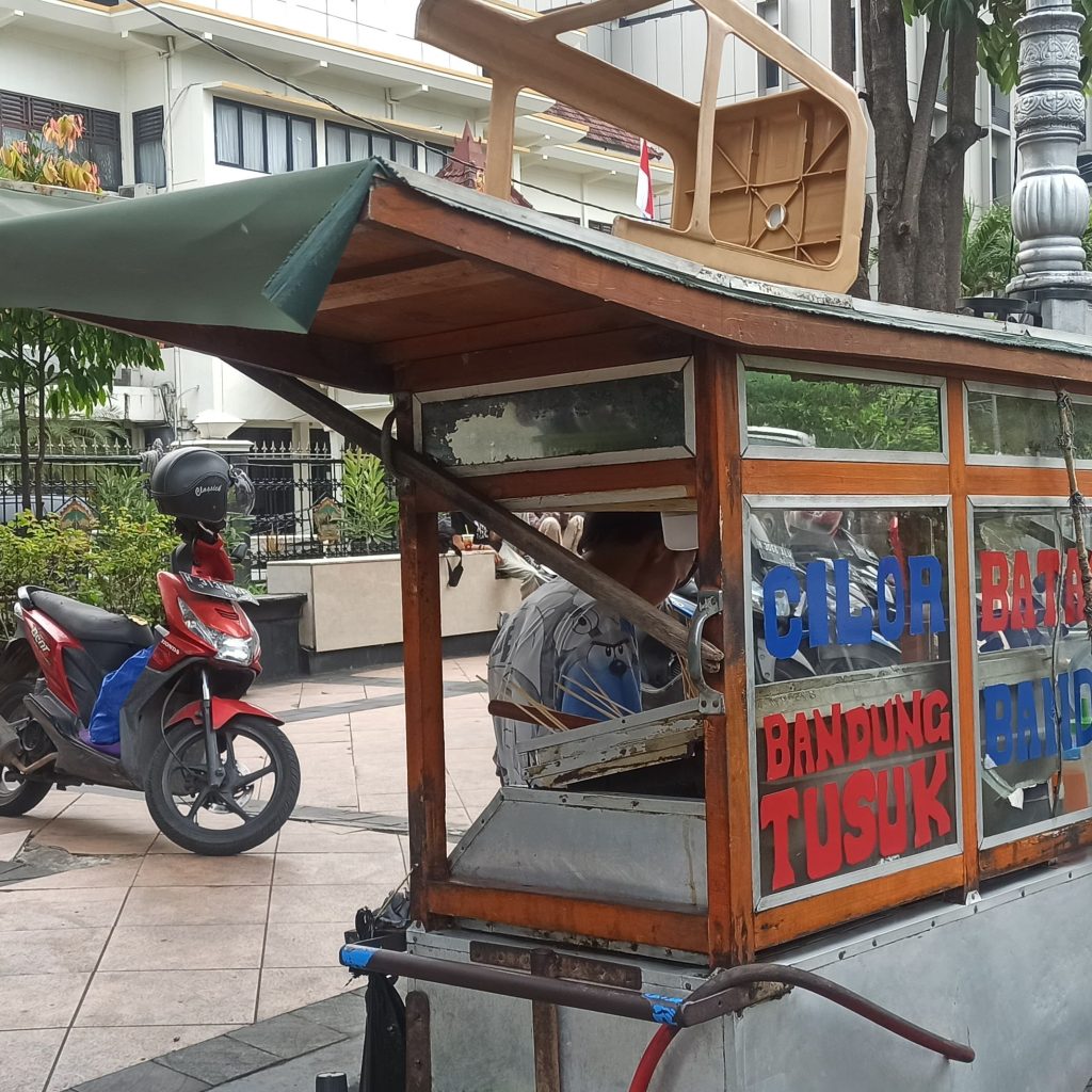 Info Kerumunan Massa Demo Buruh Tersebar, Pedagang Kumpul di Depan Gedung Gubernur Jateng