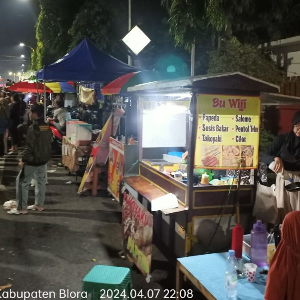 TUTURPEDIA - Bukan Sekadar Hiburan untuk Masyarakat, Festival Thethek Juga Bawa Berkah untuk Pedagang Kaki Lima
