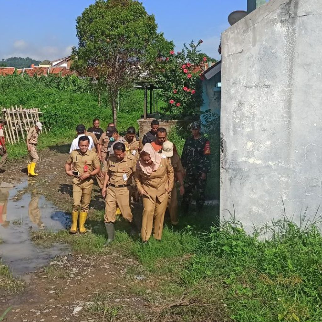 Wali Kota Semarang, Hevearita Gunaryanti Rahayu meninjau proyek penanganan banjir di Perumahan Dinar Indah, Kelurahan Meteseh, Kecamatan Tembalang, Senin (11/12/2023). Foto: Istimewa