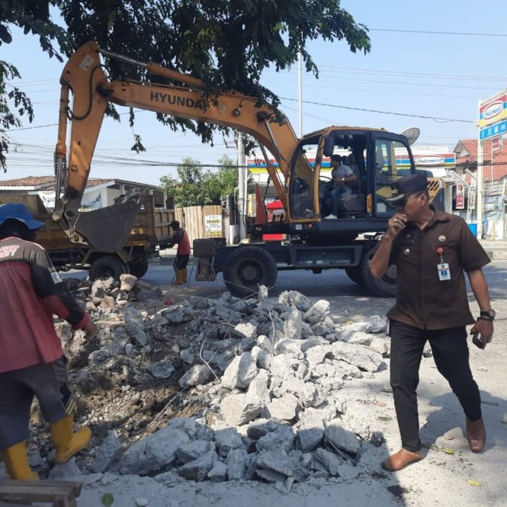 Pembersihan dan pembongkaran PJM tanpa izin di Wolter Monginsidi. Foto: Dok. Humas Pemkot Semarang