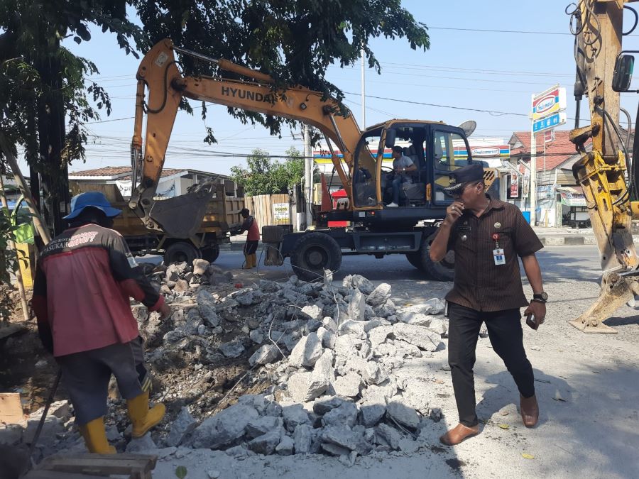 Pembersihan dan pembongkaran PJM tanpa izin di Wolter Monginsidi. Foto: Dok. Humas Pemkot Semarang