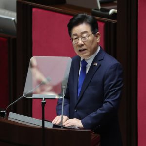 Pemimpin Partai Oposisi Korea Selatan Ditikam dengan Senjata Tajam saat Kunjungan ke Busan