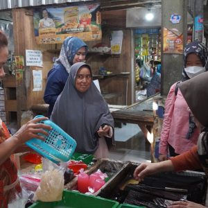 Pengawasan Harga Minyak Goreng MinyaKita di Pasar Boja: HET Rp15.700 Namun Masih Banyak Yang Rp.17.000
